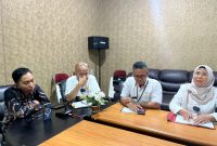 Wakil Ketua DPRD Pamekasan Moh. Khomarul Wahyudi ditemui jajaran direksi RSUD Smart Pamekasan saat sidak terkait layanan HD. (MOH. IQBALUL KHAVEI MZ / KLIKMADURA)