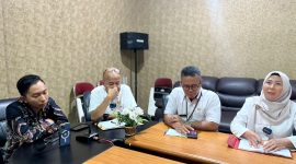 Wakil Ketua DPRD Pamekasan Moh. Khomarul Wahyudi ditemui jajaran direksi RSUD Smart Pamekasan saat sidak terkait layanan HD. (MOH. IQBALUL KHAVEI MZ / KLIKMADURA)