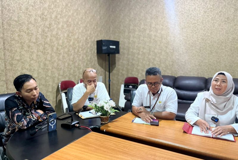 Wakil Ketua DPRD Pamekasan Moh. Khomarul Wahyudi ditemui jajaran direksi RSUD Smart Pamekasan saat sidak terkait layanan HD. (MOH. IQBALUL KHAVEI MZ / KLIKMADURA)