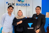 Pemred Klik Madura, Prengki Wirananda didampingi Moh. Iqbalul Khavei MZ menyerahkan seragam kepada Lailiyatun Nuriyah sebagai simbolis bergabung dengan keluar besar Klik Madura.