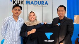 Pemred Klik Madura, Prengki Wirananda didampingi Moh. Iqbalul Khavei MZ menyerahkan seragam kepada Lailiyatun Nuriyah sebagai simbolis bergabung dengan keluar besar Klik Madura.