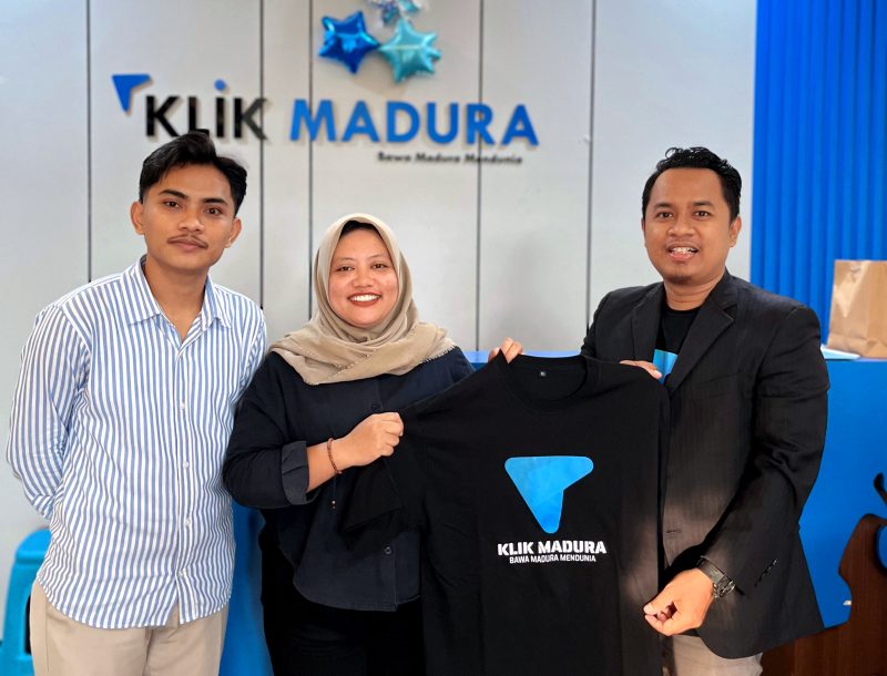 Pemred Klik Madura, Prengki Wirananda didampingi Moh. Iqbalul Khavei MZ menyerahkan seragam kepada Lailiyatun Nuriyah sebagai simbolis bergabung dengan keluar besar Klik Madura.