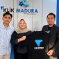 Pemred Klik Madura, Prengki Wirananda didampingi Moh. Iqbalul Khavei MZ menyerahkan seragam kepada Lailiyatun Nuriyah sebagai simbolis bergabung dengan keluar besar Klik Madura.