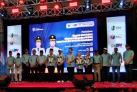 Asisten I Setkab Sampang, Sudarmanto didampingi Kepala Disdik Sampang Mohammad Fadeli saat pembukaan OSN, O2SN dan FLS3N di Gor Indoor Sampang.