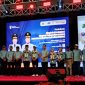 Asisten I Setkab Sampang, Sudarmanto didampingi Kepala Disdik Sampang Mohammad Fadeli saat pembukaan OSN, O2SN dan FLS3N di Gor Indoor Sampang.