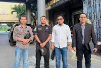 Haidar Ansori (baju putih) didampingi dua Pengacara dari LPBH-NU Pamekasan dan LBH PC GP ANSOR Pamekasan berada di Mapolda Jatim.