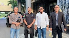 Haidar Ansori (baju putih) didampingi dua Pengacara dari LPBH-NU Pamekasan dan LBH PC GP ANSOR Pamekasan berada di Mapolda Jatim.