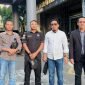 Haidar Ansori (baju putih) didampingi dua Pengacara dari LPBH-NU Pamekasan dan LBH PC GP ANSOR Pamekasan berada di Mapolda Jatim.
