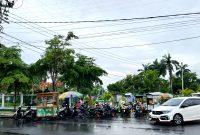 Puluhan PKL terlihat kembali berjualan di area Arek Lancor Pamekasan. (MOH. IQBALUL KHAVEI MZ / KLIKMADURA)