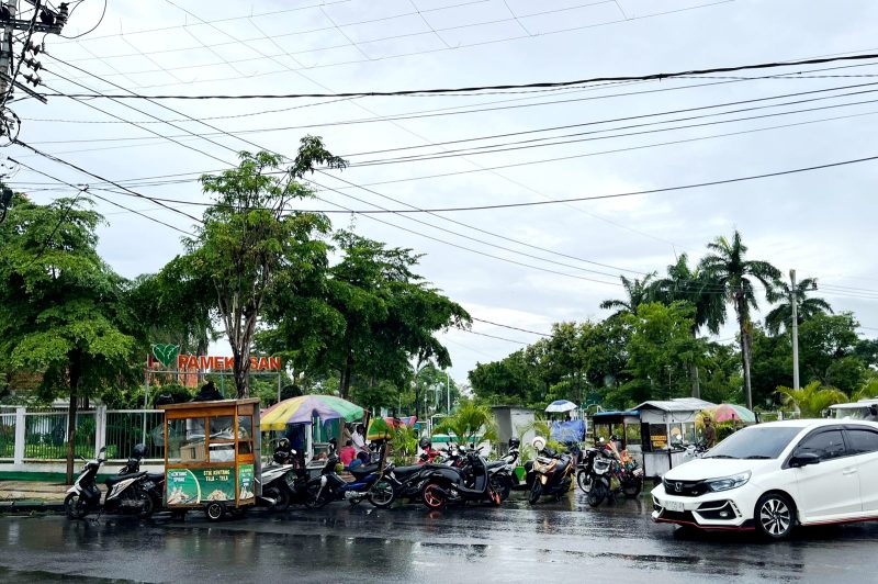 Puluhan PKL terlihat kembali berjualan di area Arek Lancor Pamekasan. (MOH. IQBALUL KHAVEI MZ / KLIKMADURA)