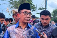 Bupati Pamekasan KH. Kholilurrahman saat hadir di tengah-tengah PKL yang memaksa berjualan di area Arek Lancor Pamekasan. (MOH. IQBALUL KHAVEI MZ / KLIKMADURA)