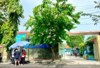 SANTAI: Siswa berada di sekitar SMPN 1 Pamekasan, Jalan Raden Abdul Azis, Kelurahan Jungcangcang, Pamekasan. (LAILIYATUN NURIYAH/KLIK MADURA)