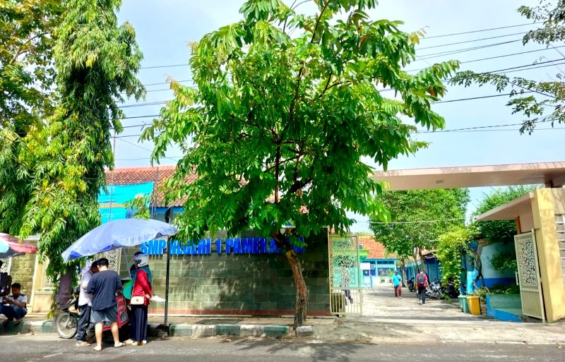 SANTAI: Siswa berada di sekitar SMPN 1 Pamekasan, Jalan Raden Abdul Azis, Kelurahan Jungcangcang, Pamekasan. (LAILIYATUN NURIYAH/KLIK MADURA)