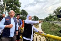 Gubernur Jatim Khofifah Indar Parawansa didampingi Bupati Pamekasan KH. Kholilurrahman saat meninjau pengerukan Kali Jombang, Kelurahan Patemon, Kecamatan/Kabupaten Pamekasan. (MOH. IQBALUL KHAVEI MZ / KLIKMADURA)