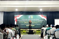Gubernur Jatim Khofifah Indar Parawansa menyampaikan sambutan saat menghadiri coaching PTKIS dan Ma'had Aly di di Pondok Pesantren Al-Hamidy Banyuanyar, Pamekasan. (MOH. IQBALUL KHAVEI MZ / KLIKMADURA)