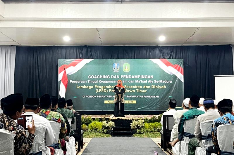 Gubernur Jatim Khofifah Indar Parawansa menyampaikan sambutan saat menghadiri coaching PTKIS dan Ma'had Aly di di Pondok Pesantren Al-Hamidy Banyuanyar, Pamekasan. (MOH. IQBALUL KHAVEI MZ / KLIKMADURA)