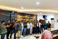 Pimpinan dan anggota Banggar DPRD Sampang foto bersama DPRD Sidoarjo saat kunker. (ISTIMEWA)