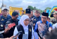 Gubernur Jawa Timur, Khofifah Indar Parawansa bersama bupati Pamekasan KH. Kholilurrahman usai meninjau lokasi normalisasi Sungai Kali Jombang di Jalan Trunojoyo, Pamekasan, Jumat (23/5/2025) sore. (MOH. IQBALUL KHAVEI MZ / KLIKMADURA)