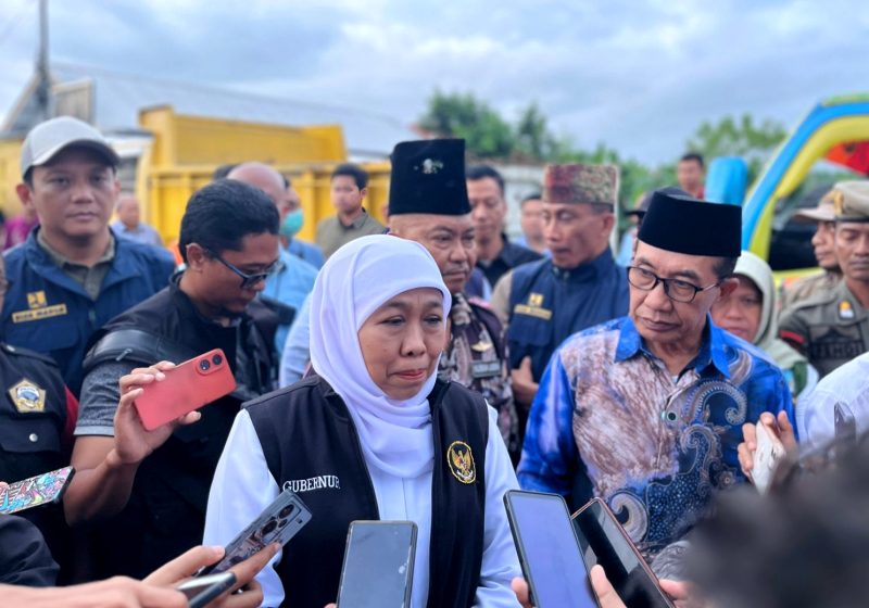 Gubernur Jawa Timur, Khofifah Indar Parawansa bersama bupati Pamekasan KH. Kholilurrahman usai meninjau lokasi normalisasi Sungai Kali Jombang di Jalan Trunojoyo, Pamekasan, Jumat (23/5/2025) sore. (MOH. IQBALUL KHAVEI MZ / KLIKMADURA)