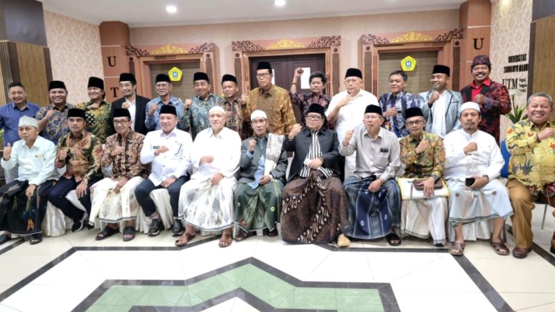 Ulama, Bupati, Pimpinan DPRD hingga Pimpinan Perguruan Tinggi foro bersama usai rakor membahas langkah strategis pembentukan Madura provinsi. (PNP3M FOR KLIKMADURA)