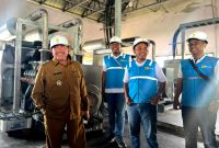 Wakil Bupati Sumenep Imam Hasyim bersama Manager Fahmi Fahresi saat peresmian operasional 12 jam PLN Pulai Gili Raja.