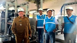 Wakil Bupati Sumenep Imam Hasyim bersama Manager Fahmi Fahresi saat peresmian operasional 12 jam PLN Pulai Gili Raja.