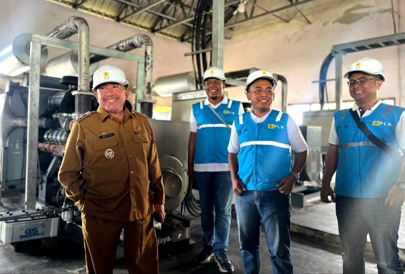 Wakil Bupati Sumenep Imam Hasyim bersama Manager Fahmi Fahresi saat peresmian operasional 12 jam PLN Pulai Gili Raja.