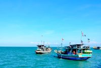 TERIK: Nelayan di Desa Branta Pesisir, Kecamatan Tlanakan, berada di atas kapal. (LAILIYATUN NURIYAH / KLIKMADURA)