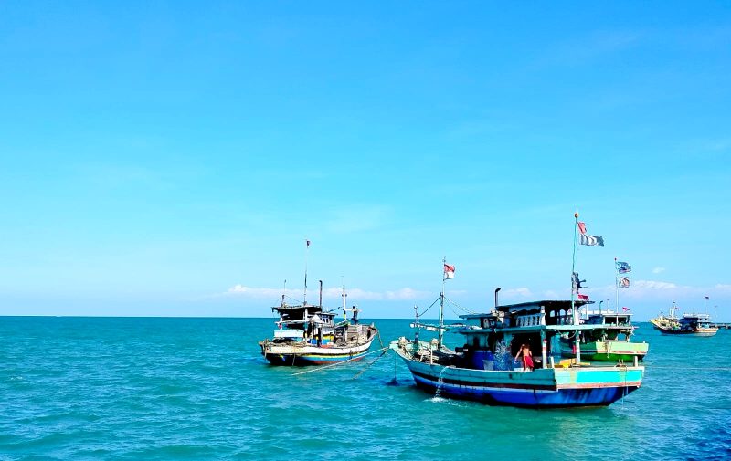 TERIK: Nelayan di Desa Branta Pesisir, Kecamatan Tlanakan, berada di atas kapal. (LAILIYATUN NURIYAH / KLIKMADURA)