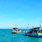 TERIK: Nelayan di Desa Branta Pesisir, Kecamatan Tlanakan, berada di atas kapal. (LAILIYATUN NURIYAH / KLIKMADURA)