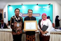 MEMBANGGAKAN: Bupati Pamekasan Kholilurrahman didampingi Kepala Disdikbud Pamekasan Mohammad Alwi (baju batik) bersama Kepala Balai Bahasa Provinsi Jawa Timur Puji Retno Hardiningtyas (kebaya putih) usai menerima penghargaan FTBIN, Kemendikdasmen, Senin (26/5).