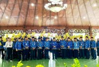 Bupati Pamekasan KH. Kholilurrahman (tengah) foto bersama sejumlah kepala OPD dan CPNS yang baru dilantik. (MOH. IQBALUL KHAVEI MZ / KLIKMADURA)