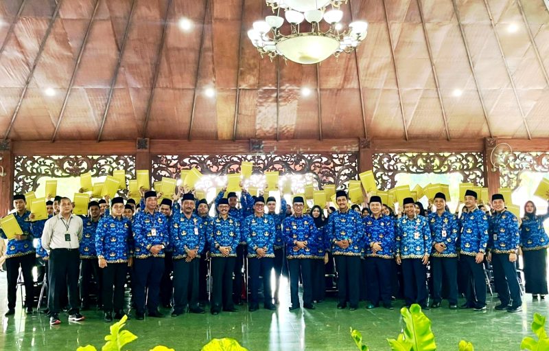 Bupati Pamekasan KH. Kholilurrahman (tengah) foto bersama sejumlah kepala OPD dan CPNS yang baru dilantik. (MOH. IQBALUL KHAVEI MZ / KLIKMADURA)