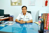 BERWIBAWA: Kepala SMAN 2 Pamekasan Moh. Arifin berada di ruang kerjanya. (LAILIYATUN NURIYAH / KLIKMADURA)