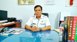 BERWIBAWA: Kepala SMAN 2 Pamekasan Moh. Arifin berada di ruang kerjanya. (LAILIYATUN NURIYAH / KLIKMADURA)