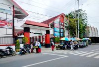 GENERASI PENERUS BANGSA: Sejumlah siswa SDN Barkot I Pamekasan berada di depan sekolah sebelum masuk jam pelajaran. (LAILIYATUN NURIYAH/KLIK MADURA).