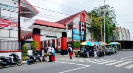GENERASI PENERUS BANGSA: Sejumlah siswa SDN Barkot I Pamekasan berada di depan sekolah sebelum masuk jam pelajaran. (LAILIYATUN NURIYAH/KLIK MADURA).