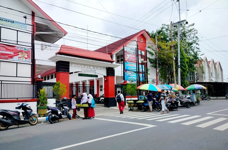 GENERASI PENERUS BANGSA: Sejumlah siswa SDN Barkot I Pamekasan berada di depan sekolah sebelum masuk jam pelajaran. (LAILIYATUN NURIYAH/KLIK MADURA).