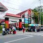 GENERASI PENERUS BANGSA: Sejumlah siswa SDN Barkot I Pamekasan berada di depan sekolah sebelum masuk jam pelajaran. (LAILIYATUN NURIYAH/KLIK MADURA).
