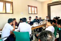 Puluhan aktivis lingkungan audiensi dengan Satreskrim Polres Pamekasan terkait penanganan kasus dugaan pengrusakan mangrove di Desa Tanjung, Kecamatan Pademawu. (MOH. IQBALUL KHAVEI MZ / KLIKMADURA)
