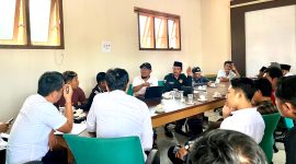 Puluhan aktivis lingkungan audiensi dengan Satreskrim Polres Pamekasan terkait penanganan kasus dugaan pengrusakan mangrove di Desa Tanjung, Kecamatan Pademawu. (MOH. IQBALUL KHAVEI MZ / KLIKMADURA)