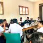 Puluhan aktivis lingkungan audiensi dengan Satreskrim Polres Pamekasan terkait penanganan kasus dugaan pengrusakan mangrove di Desa Tanjung, Kecamatan Pademawu. (MOH. IQBALUL KHAVEI MZ / KLIKMADURA)