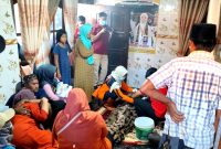 MUSIBAH: Suasana duka di kediaman Fahral, nelayan Desa Kaduara Barat, Kecamatan Larangan yang ditemukan dalam kondisi tak bernyawa. (FRPB PAMEKASAN FOR KLIKMADURA)