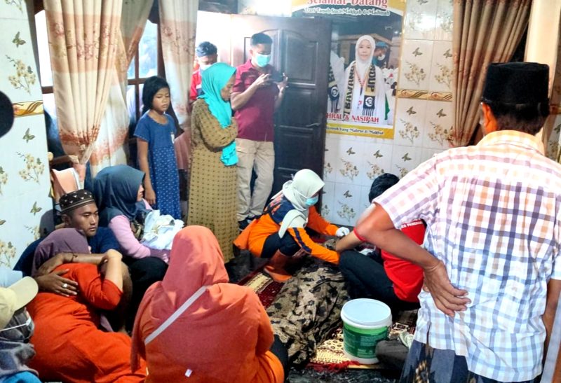 MUSIBAH: Suasana duka di kediaman Fahral, nelayan Desa Kaduara Barat, Kecamatan Larangan yang ditemukan dalam kondisi tak bernyawa. (FRPB PAMEKASAN FOR KLIKMADURA)