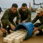 Ilustrasi prajurit TNI mengamankan narkoba yang terapung di laut. (FOTO BUATAN AI)