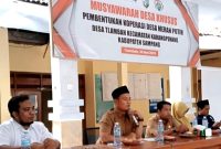 Kepala Desa Tlambah, Kecamatan Karang Penang, Moh. Cholil memimpin musdesus pembentukan Kopdes Merah Putih. (ISTIMEWA)