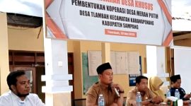 Kepala Desa Tlambah, Kecamatan Karang Penang, Moh. Cholil memimpin musdesus pembentukan Kopdes Merah Putih. (ISTIMEWA)