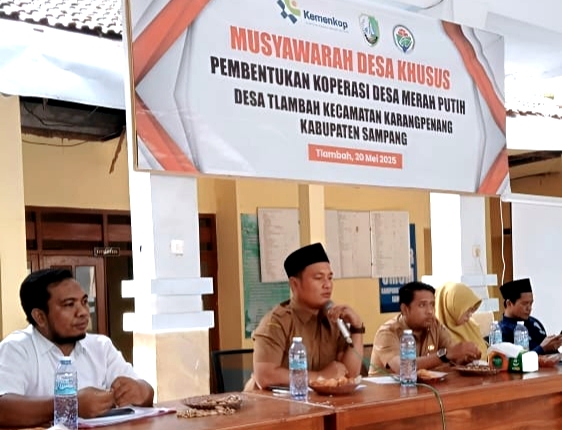 Kepala Desa Tlambah, Kecamatan Karang Penang, Moh. Cholil memimpin musdesus pembentukan Kopdes Merah Putih. (ISTIMEWA)