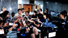 Menteri PKP Maruarar Sirait memberikan keterangan pers kepada awak media usai raker bersama Komisi V DPR RI. (FOTO: IG @maruararsirait)