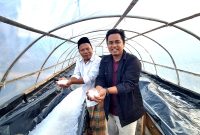 Pemred Klik Madura Prengki Wirananda bersama Pendiri Kedai Reka Cipta Garam Prof. Makhfud Effendi menunjukkan hasil produksi garam dengan kualitas super. (DOK. KLIKMADURA)